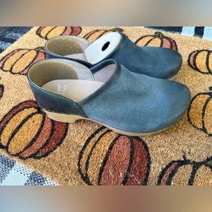 Perfect for fall Navy Blue leather Dansko clogs!
